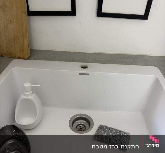 כיור מטבח עם ספוג וסבון כלים